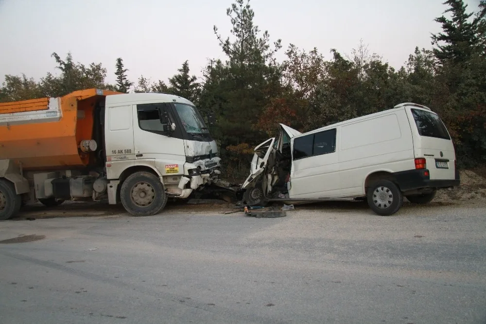 Kamyon İle Minibüs Kafa Kafaya Çarpıştı: 1 Ölü