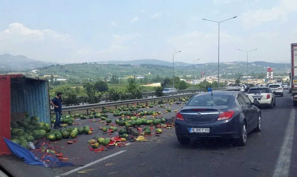 Kamyon Yan Yattı, Karpuzlar Yola Saçıldı