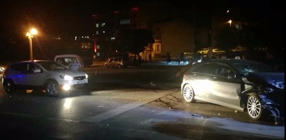 Kamyonet Kaza Yaptı, Yola Fırlayan Sürücü Hayatını Kaybetti