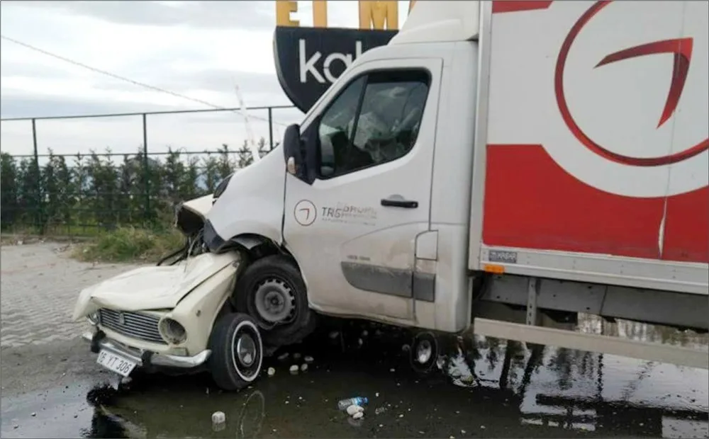 Kamyonet Park Halindeki Araca Çarptı 3 Yaralı