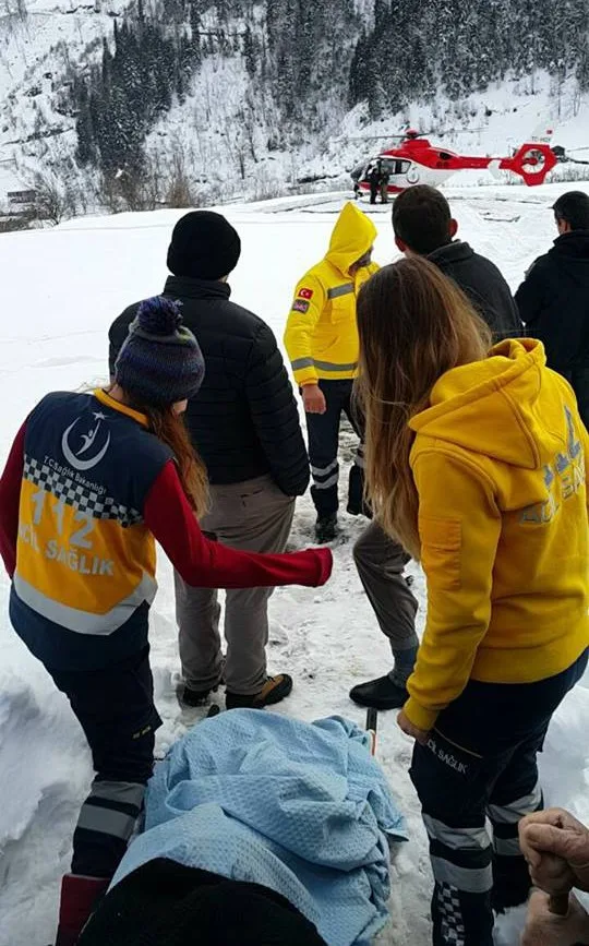 Kar Kalınlığının 3 Metreyi Bulduğu Camilide Hasta Kurtarma Operasyonu