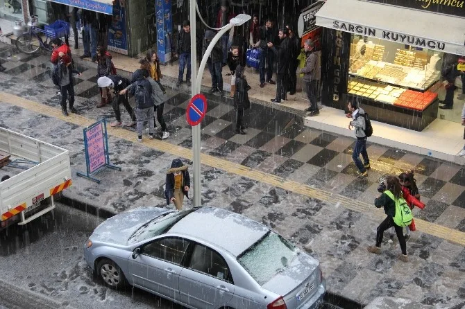 Kar Yağmayan Mersinde Dolu Çocuklara Eğlence Oldu