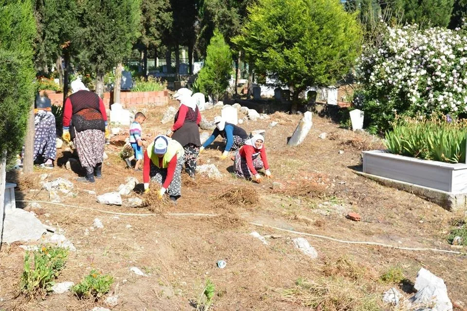 Karacabeyde Mezarlıklara Bahar Temizliği
