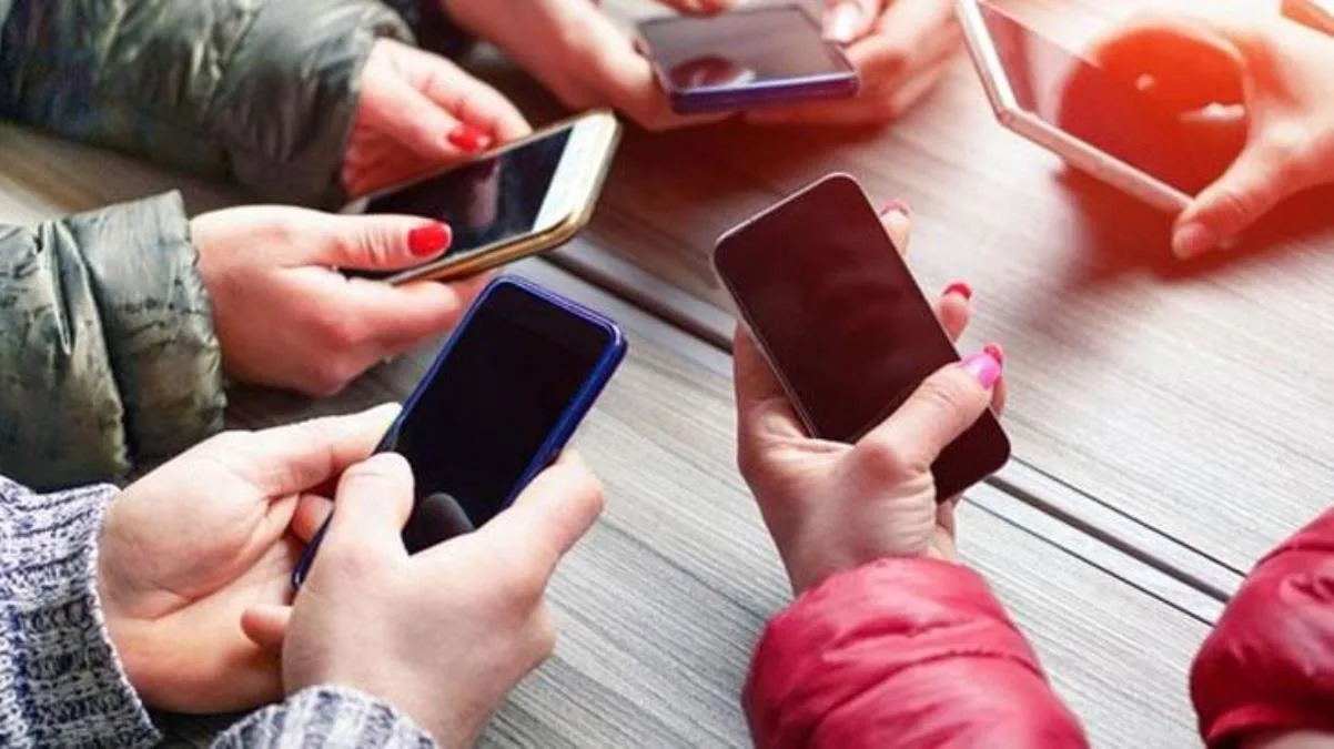 Karar Resmi Gazete'de! Cep telefonlarının fiyatını iki katına çıkaracak olan düzenleme iptal edildi
