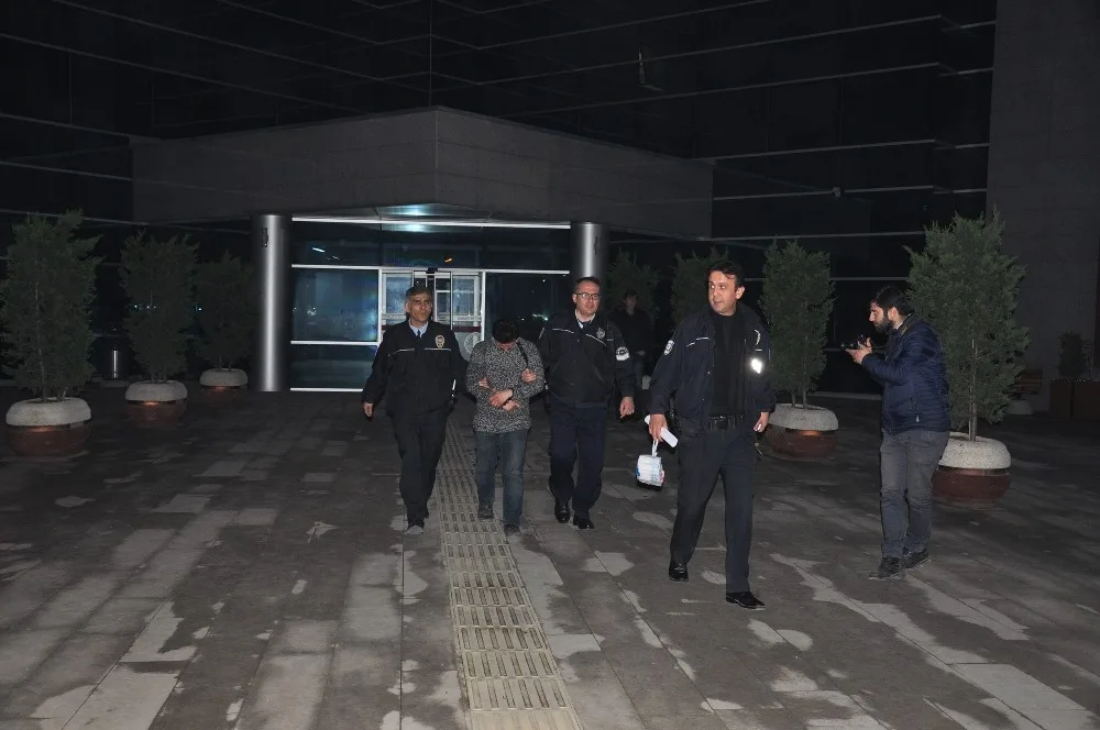 Karısını Satırla Dövdü