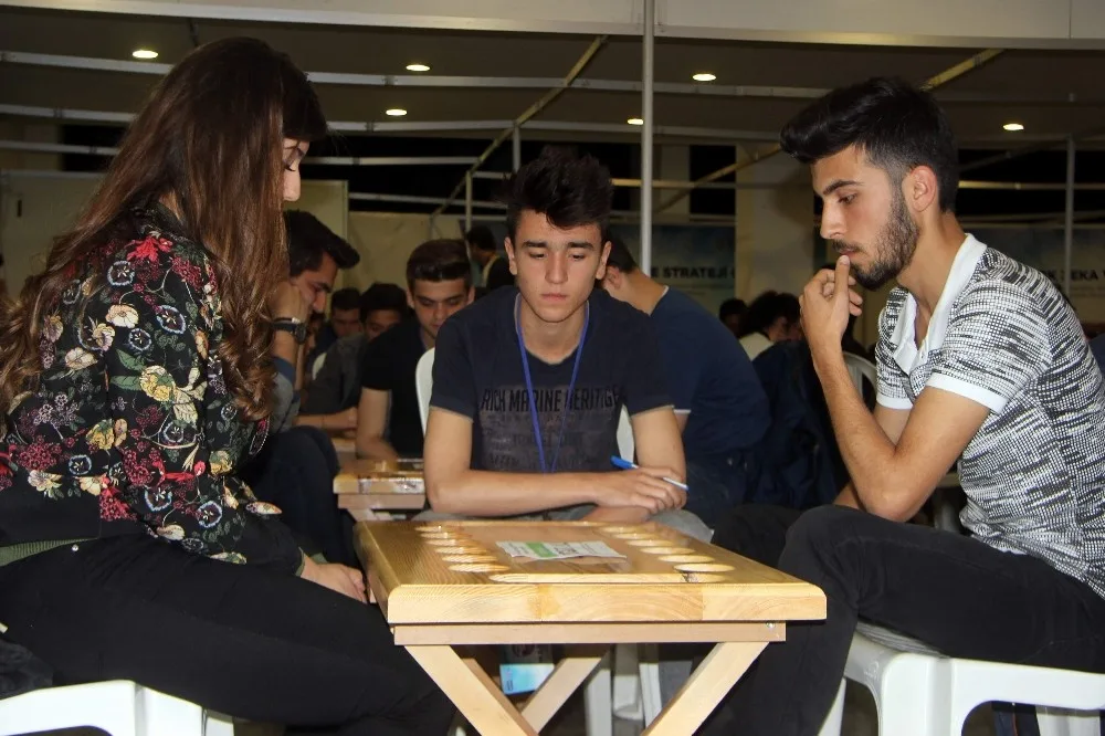 Kaybolmaya Yüz Tutmuş 4 Bin Yıllık Mangala Oyununu Bursada Yüzlerce Genç Aynı Anda Oynadı