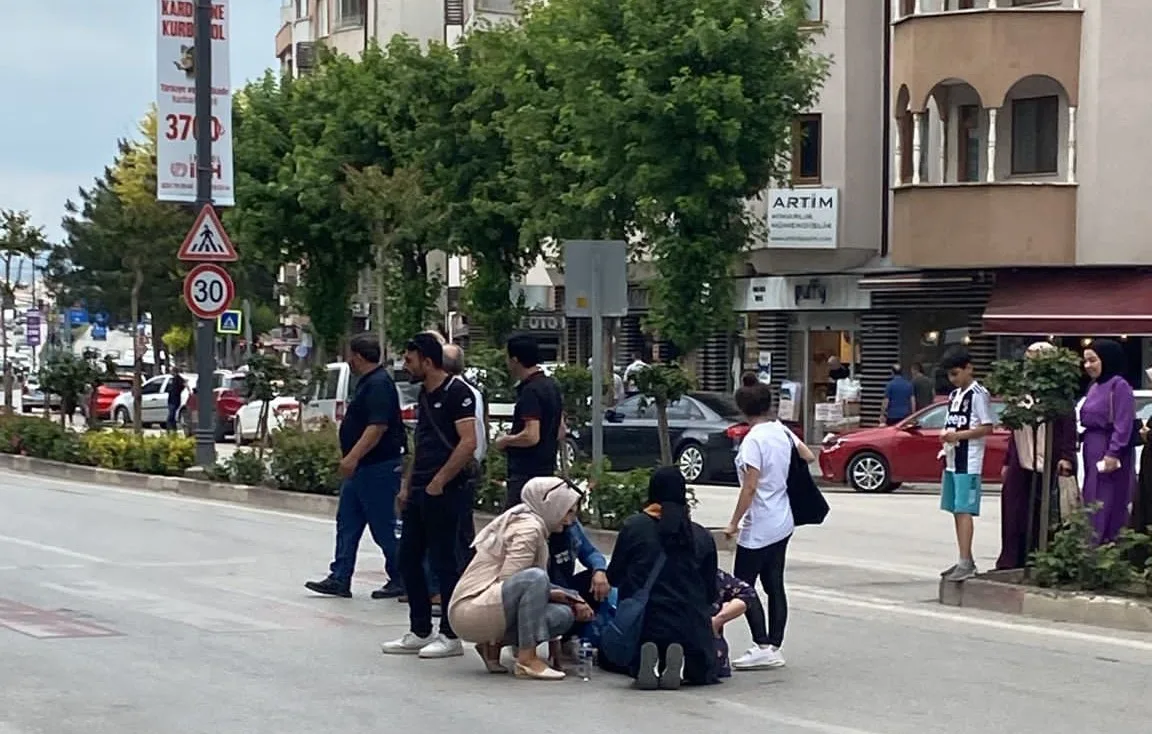 Motosiklet yayaya çarptı, 2 kişi yaralandı