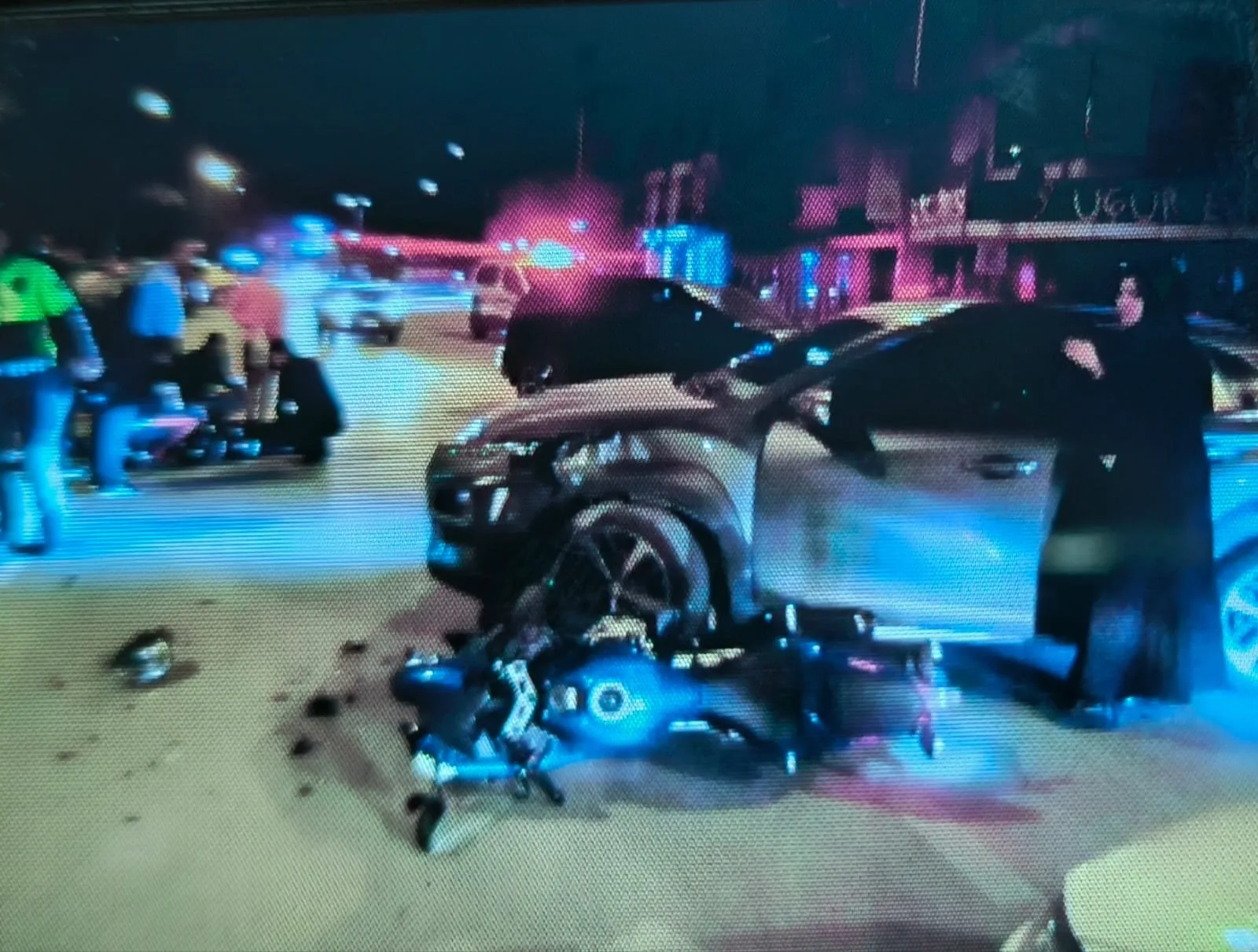 Motosiklet otomobilin altına girdi