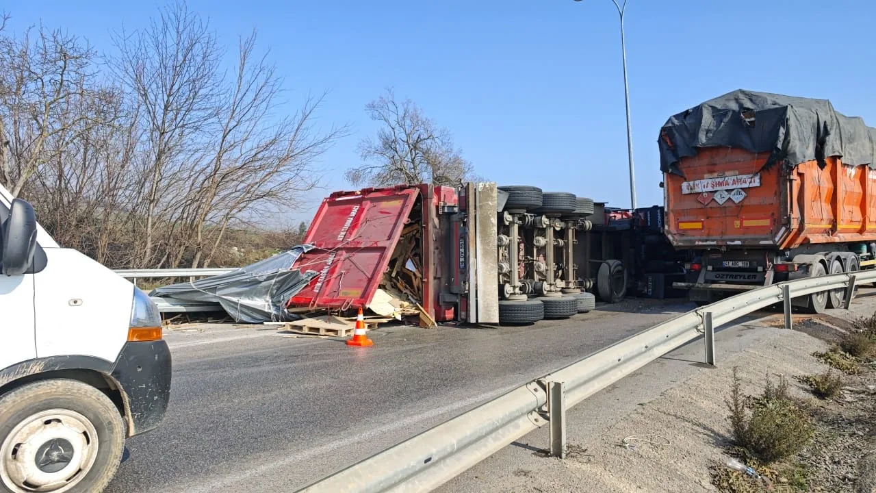 Devrilen tırın sürücüsü araçta sıkıştı