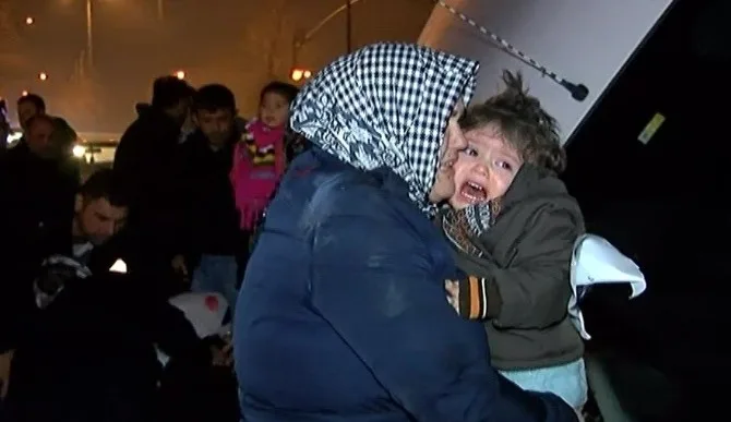 Kaza Yapan Araç Ağaca Çıktı: 1İ Bebek 4 Yaralı