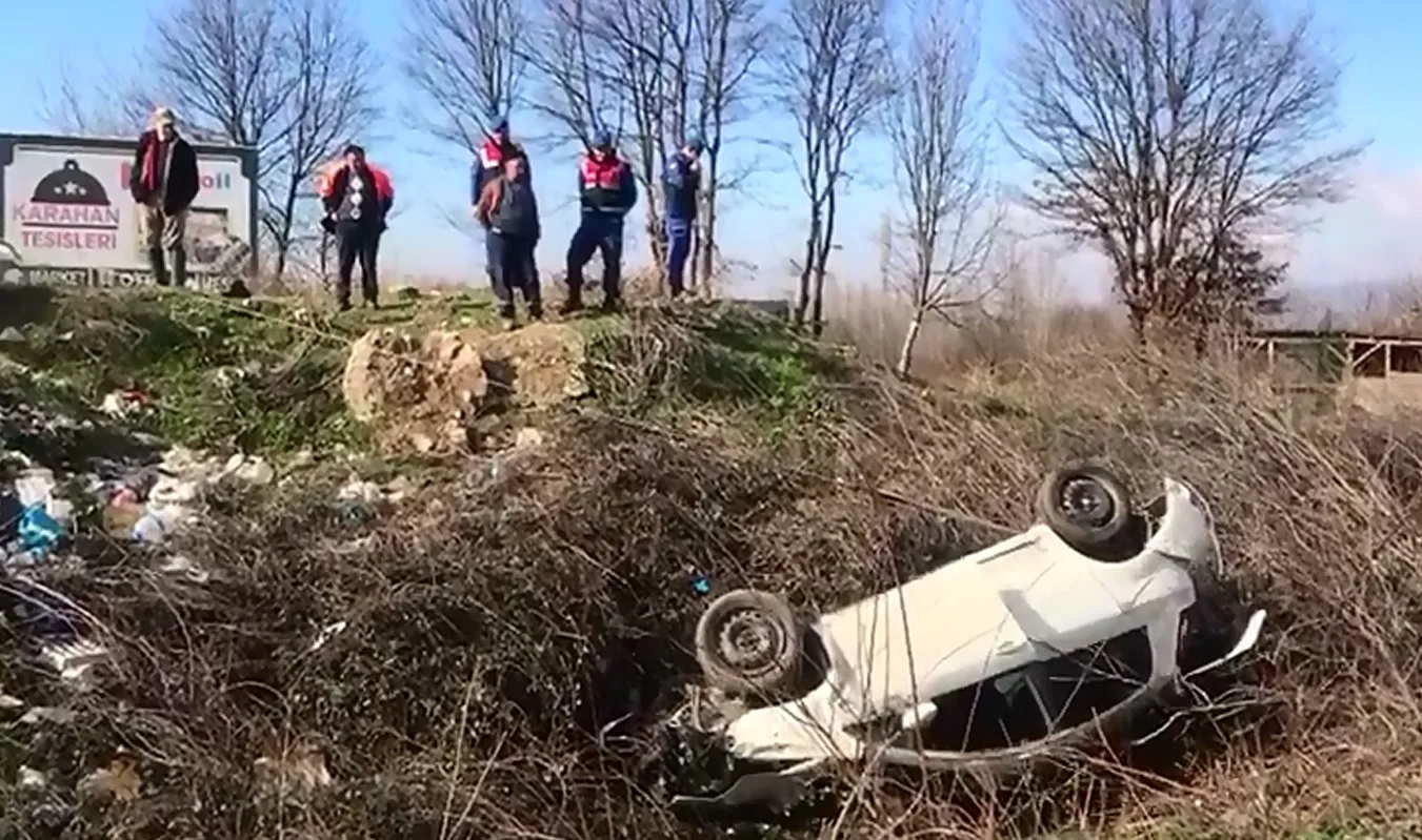 Yol kenarına uçan otomobilde can pazarı