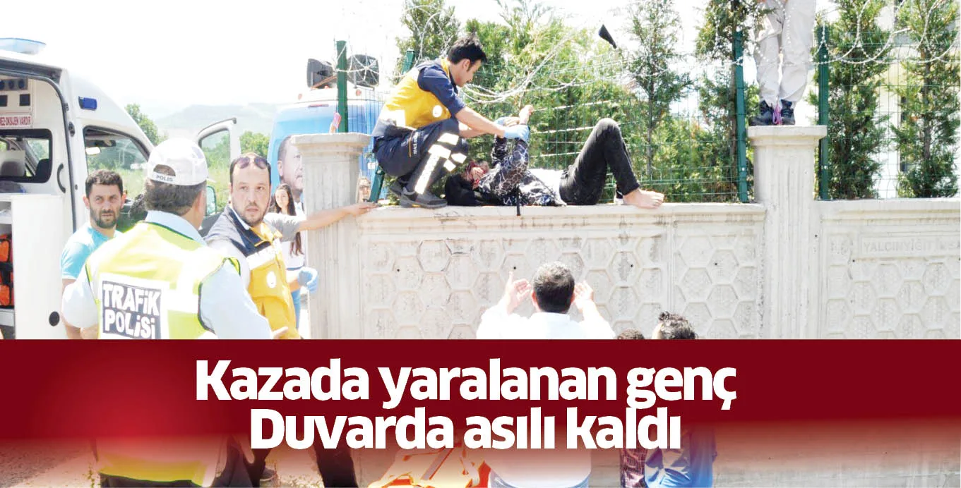 Kazada yaralanan genç Duvarda asılı kaldı