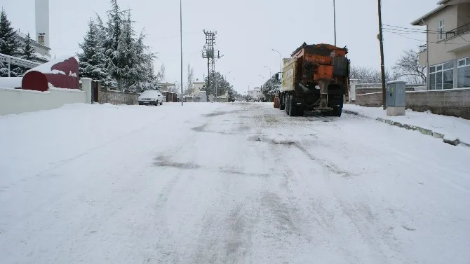 Kırşehir Merkezde Bağlantısı Kar Yağışı Nedeni İle Kesilen Köy Yolları Açıldı