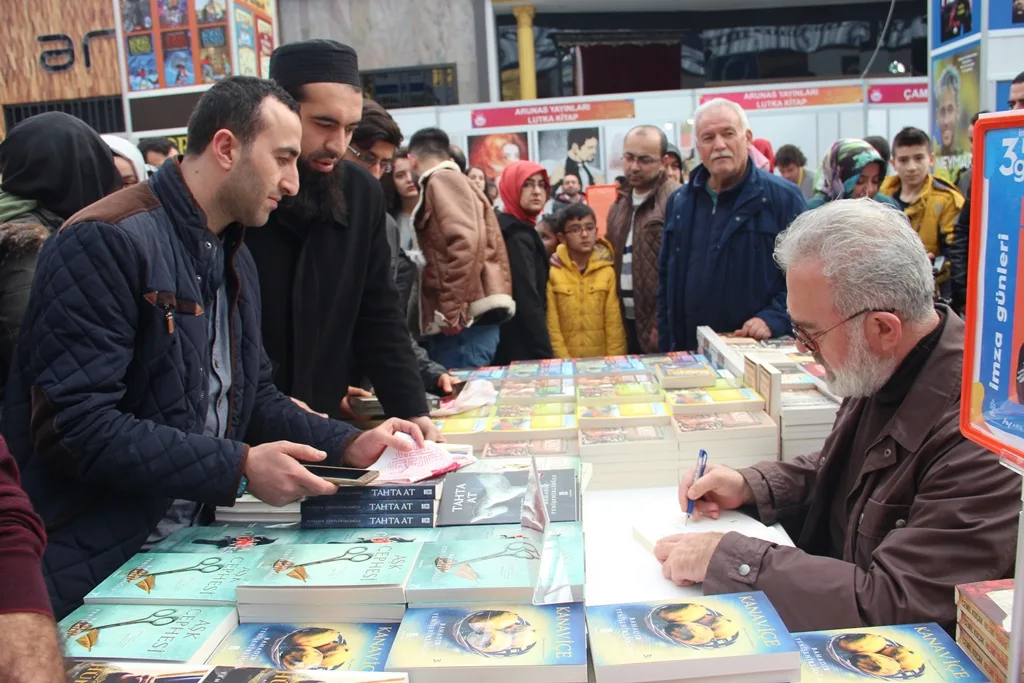 KiTAP GüNLERiNDE 24 YAZAR iNEGöLLüLERLE BULUŞTU