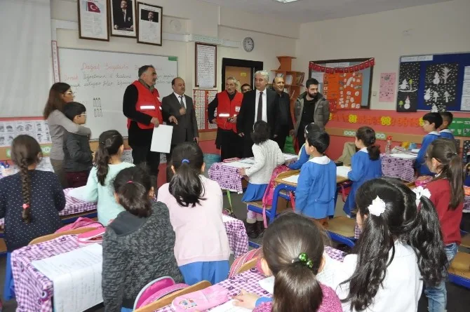 Kızılay Kars Şubesinden Öğrencilere Güvenli Yaşam Takvimi
