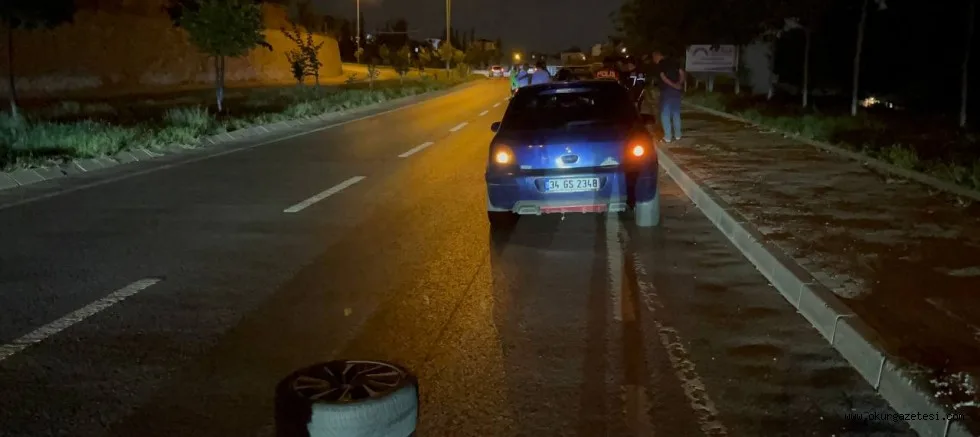 Kocaeli'de otomobilden fırlayan tekerin çarptığı motosikletteki 2 polis yaralandı