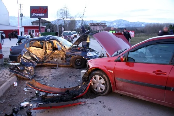 Kocaelide Trafik Kazası: 4 Yaralı