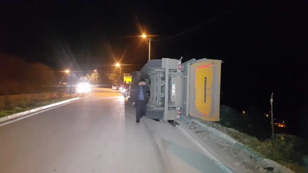 Kömür Yüklü Kamyon Yan Yattı