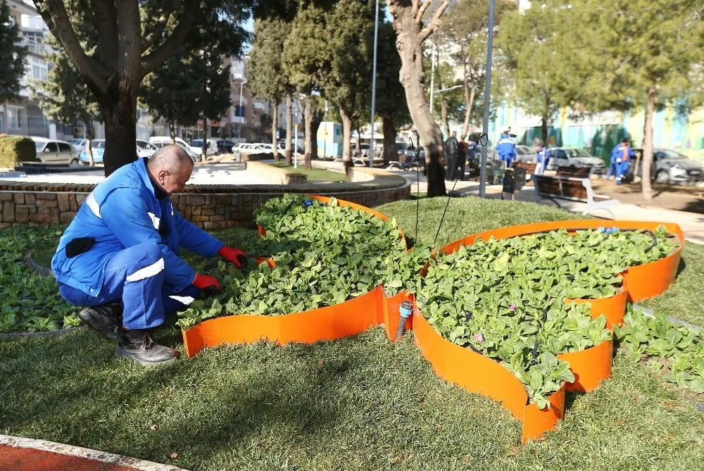 Konakta Parklar Renkleniyor