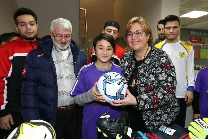 Konaktan Amatöre Destek Sürüyor
