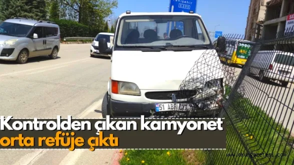 Kontrolden çıkan kamyonet orta refüje çıktı
