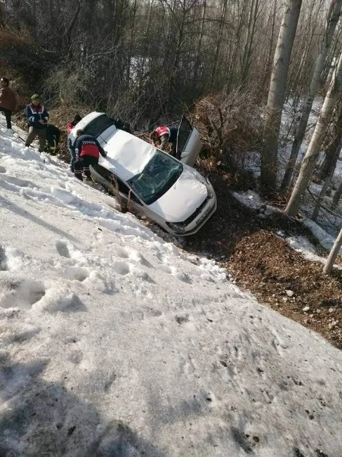 Konyada Otomobil Uçuruma Yuvarlandı: 3 Yaralı