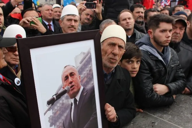 Kosovada Binlerce Kişi Eski Başbakan Haradinaja Destek İçin Yürüdü