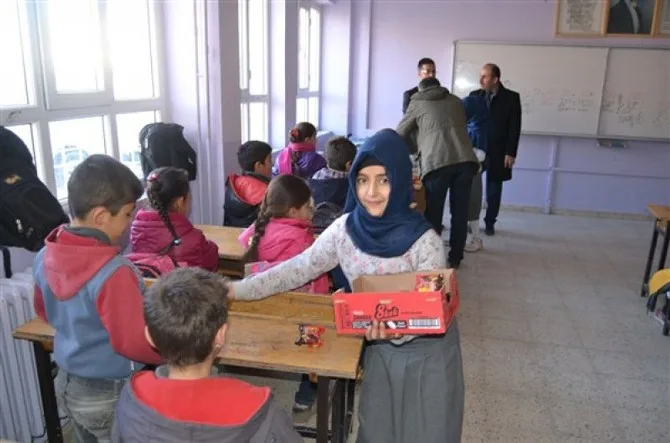 Köy Okulundaki Öğrencilere Anlamlı Hediye