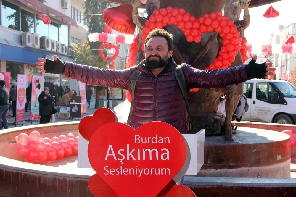 Kürsüye Çıkıp İlanı Aşklarını Ettiler