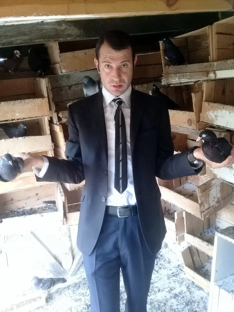 Kuşların Yanına Kravatsız Girmiyor