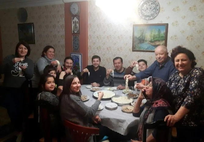 Kütahyada Asırlık Helva Çekme Geleneği