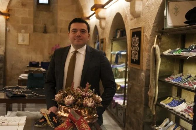 Kutnu Ayakta Ayakkabı, Kolda Çanta, Duvarda Perde Oldu