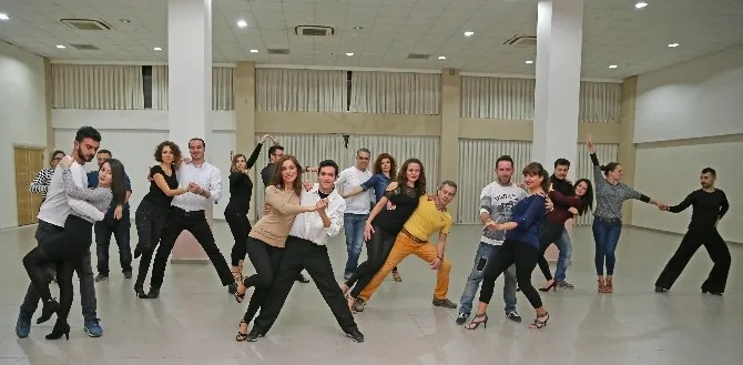 ‘Latin Havası Karşıyakayı Sardı