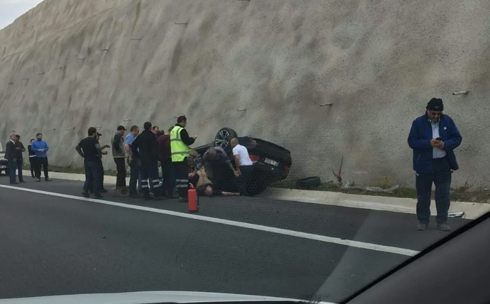Lüks Otomobiliyle Otobanda Takla Attı, Çevreden Yetişenler Kurtardı