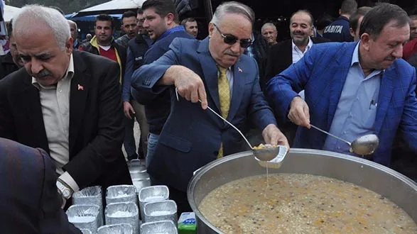 LüTFü DALGA ANISINA ESNAF ODALARINDAN AŞURE iKRAMI