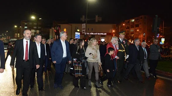 CUMHURiYET COŞKUSU SOKAKLARA SIĞMADI