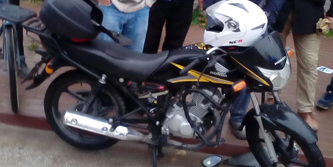 KAMYONET İLE MOTOSİKLET ÇARPIŞTI SÜRÜCÜ YARALANDI
