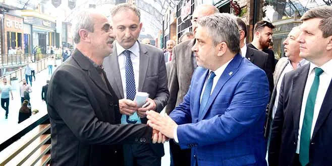 iNEGöL'Lü GAZi'NiN BABASI AYHAN SALMAN'A DOSYAYI TESLiM ETTi
