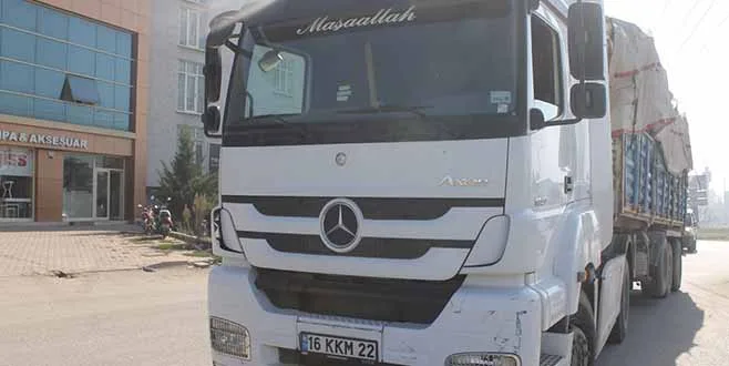 TIR'IN ÇARPTIĞI ARAÇ 20 METRE SÜRÜKLENDİ
