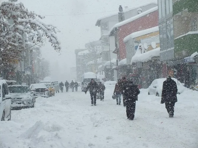 Malazgirtte Kar Köy Yollarını Ulaşıma Kapattı