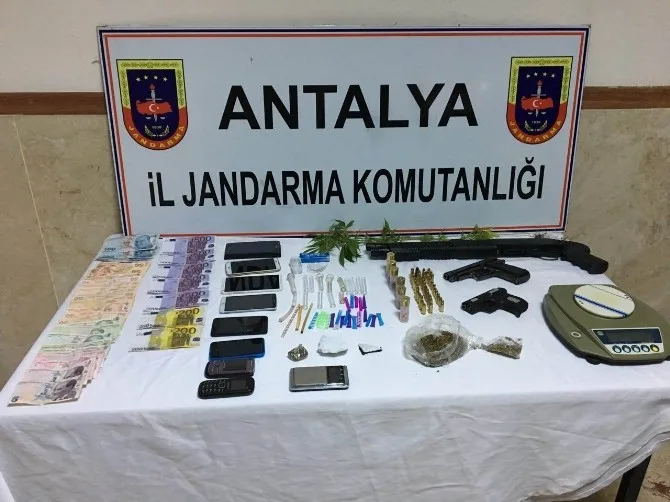 Manavgatta Silah, Uyuşturucu Ve Sahte Para Ele Geçirildi