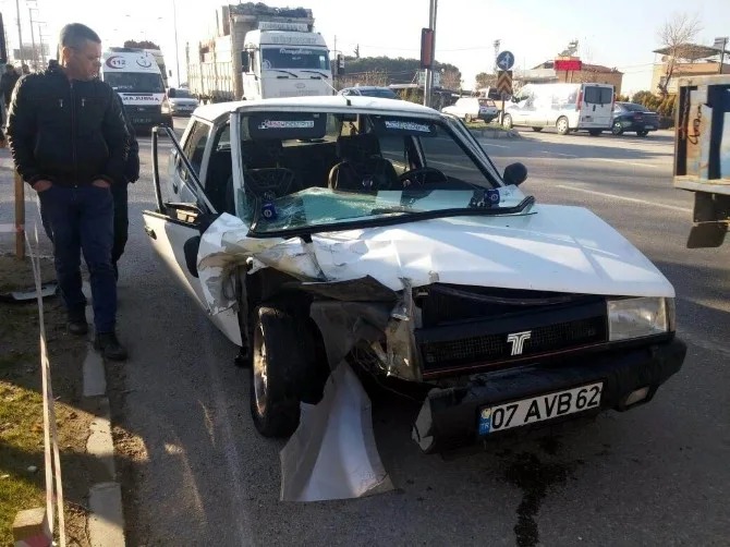 Manisada İki Otomobil Çarpıştı: 2 Yaralı