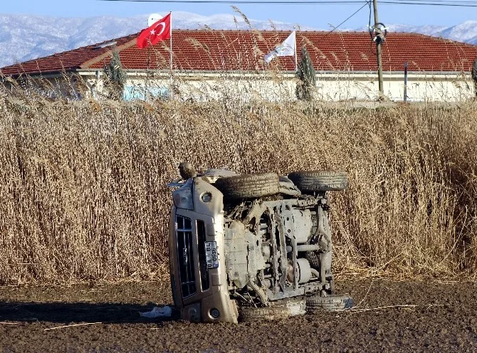 Manisada Kamyonet Tarlaya Uçtu: 1 Yaralı