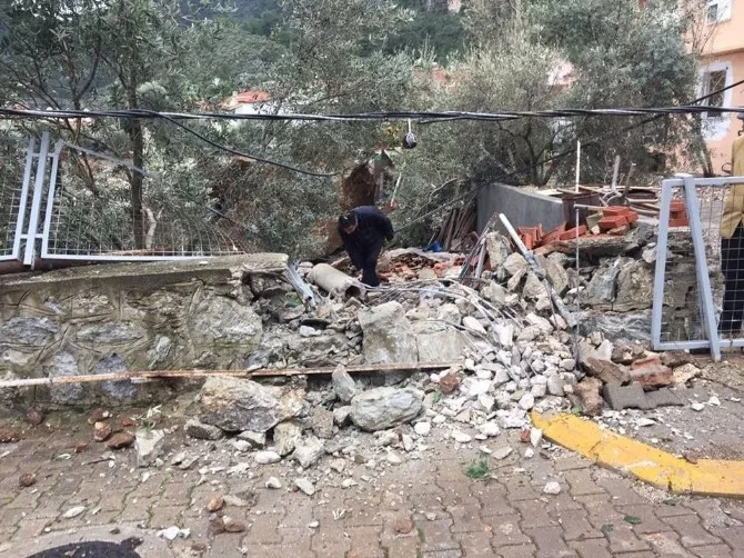 Marmariste Dev Kayalar Yerleşim Alanına Düştü