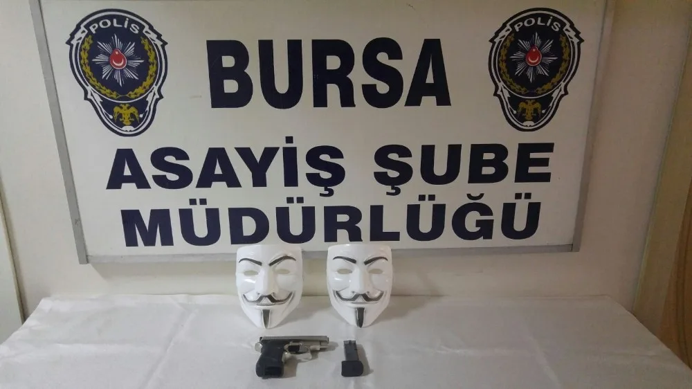 Maskeli Baloya Gider Gibi Soygun...cezaevine De O Maskeyle Gittiler
