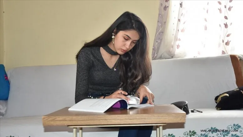 Mercekle ders çalışan Nazlıcan azmiyle üniversiteli oldu