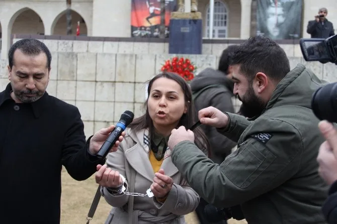 Mersinde Gazeteciler Gününde Kelepçeli, Ekmekli Protesto