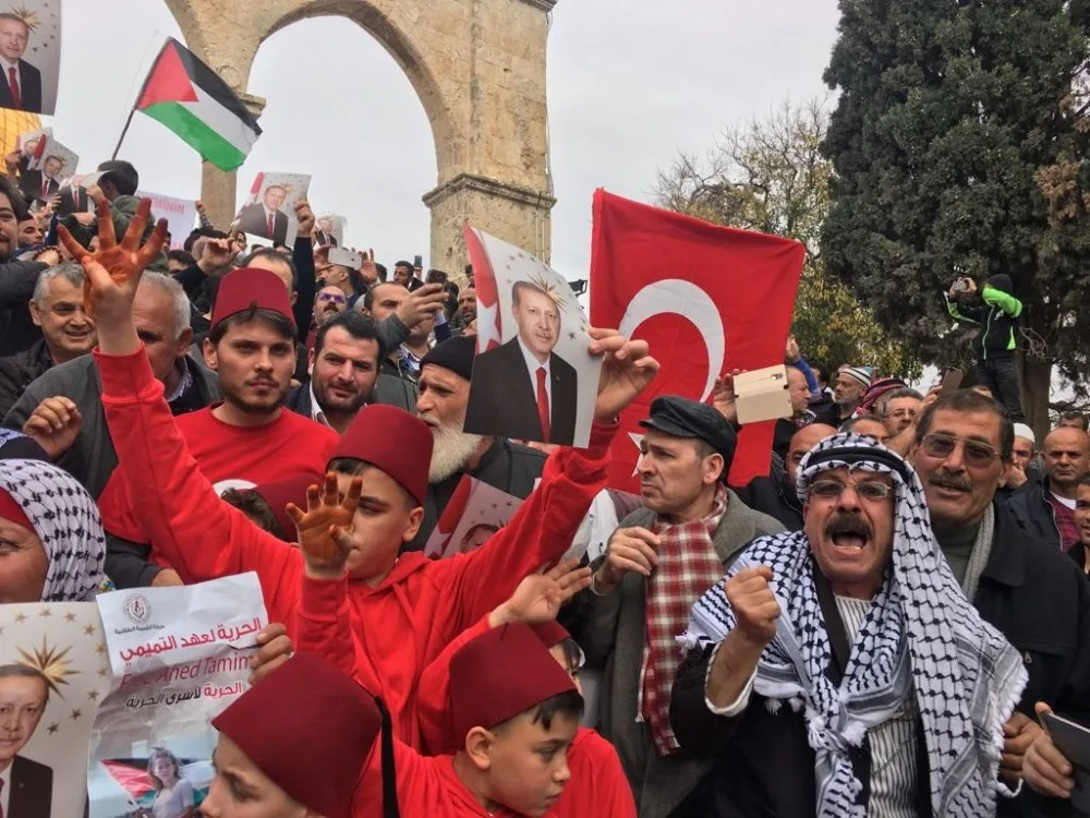 Mescid-İ Aksada Türk Bayraklarıyla Kutlama