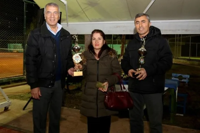 Mezitlide 3 Ocak Tenis Turnuvasının Kazananları Kupalarını Aldı