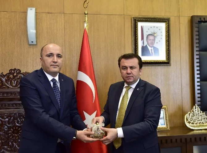 Mhpden Kahramanmaraş Büyükşehir Belediye Başkanı Erkoça Anlamlı Hediye